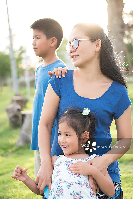 单亲妈妈和她的孩子们图片素材