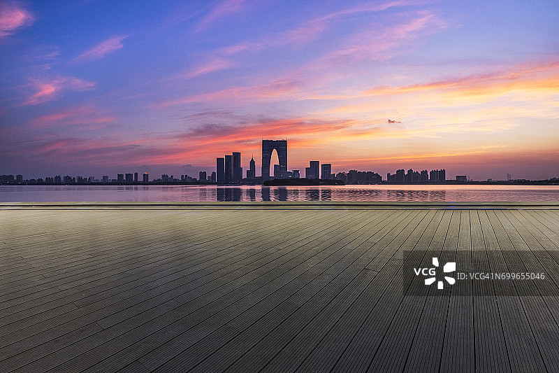 暮色下苏州天际线背景上的空木平台图片素材