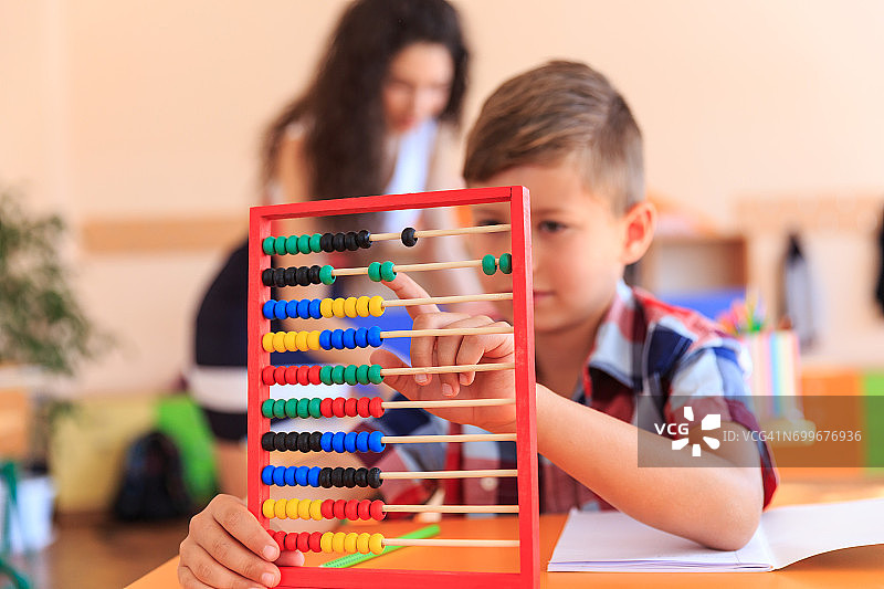 男学生学习如何计数图片素材