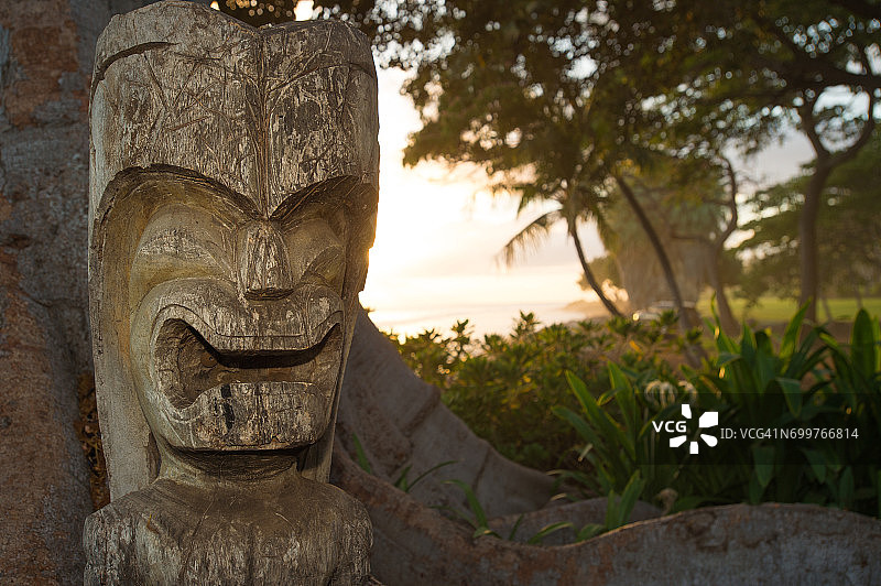 日落时分的毛伊岛提基雕像图片素材