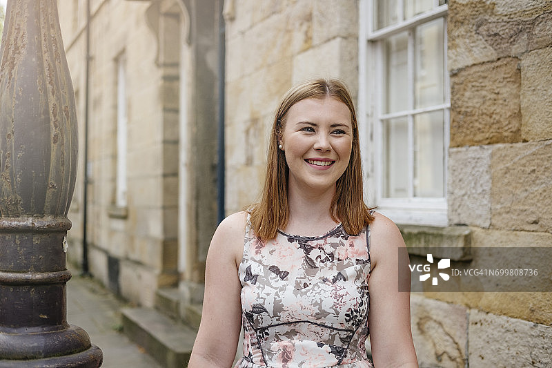 英国街头抓拍穿夏日连衣裙的年轻女人图片素材