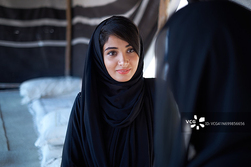 中东妇女互相聊天图片素材