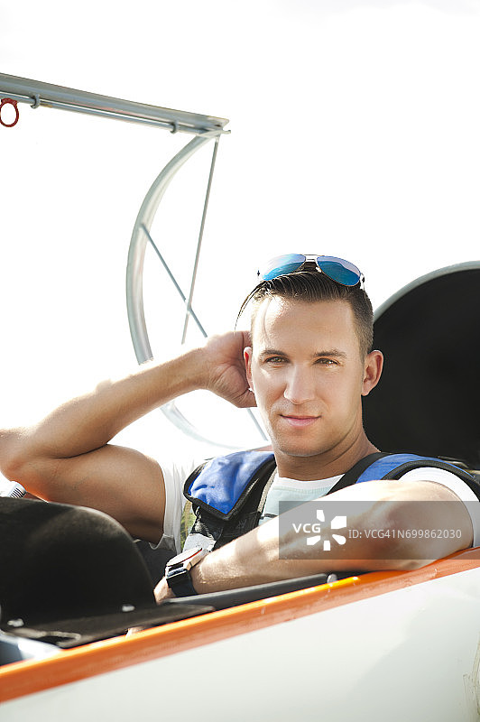滑翔机座舱里的男人图片素材