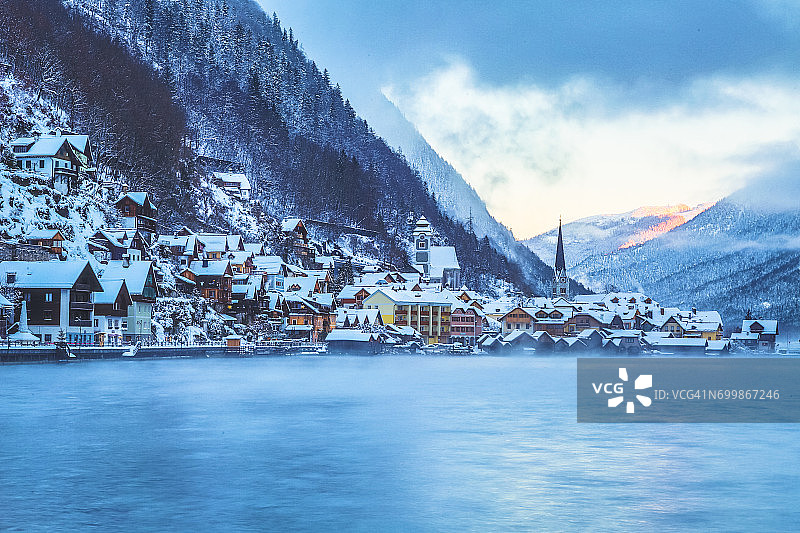 奥地利哈尔施塔特湖畔村庄日出图片素材