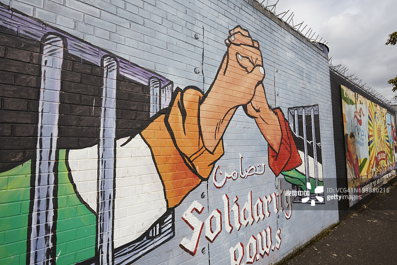 贝尔法斯特福尔斯路附近的“和平墙”上的壁画，英国图片素材