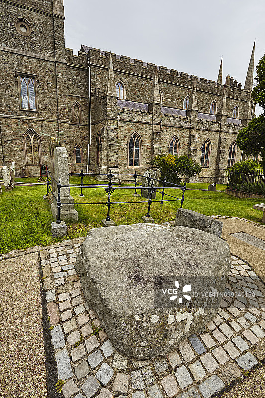 英国北爱尔兰唐郡唐帕特里克唐大教堂内的圣帕特里克墓图片素材