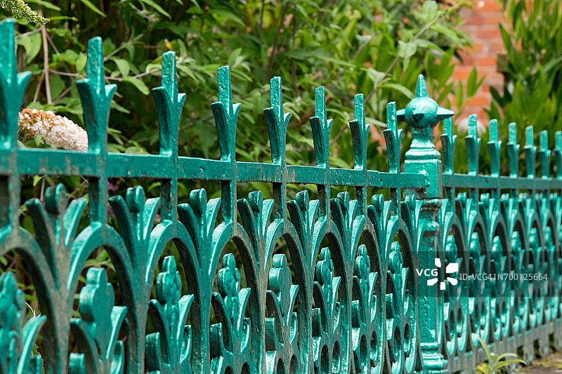 房屋前绿化植物和铁栏杆图片素材