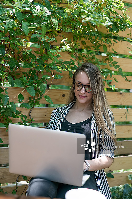 在美丽的花园里工作的时间图片素材