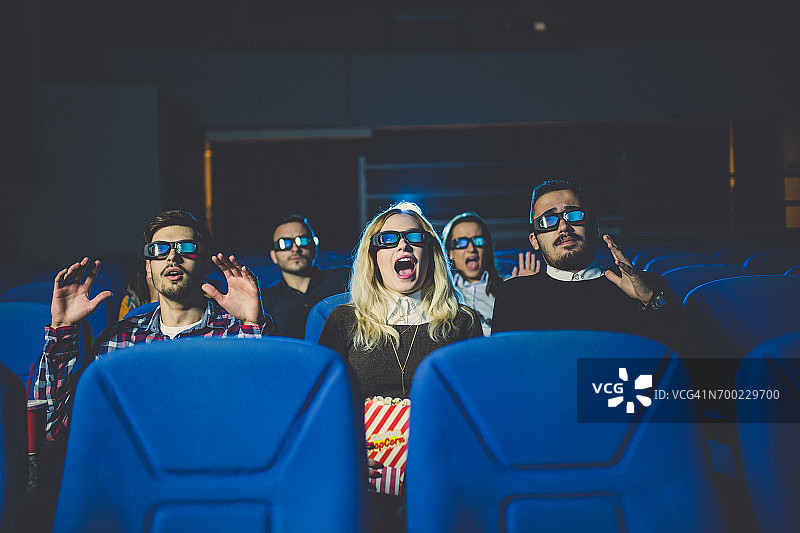 电影院的兴奋时刻图片素材