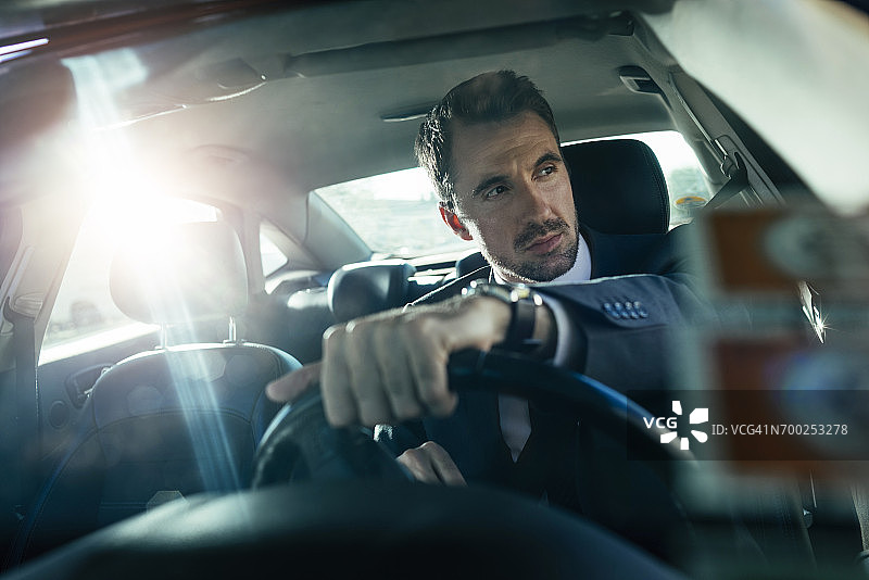 男人正在开车图片素材