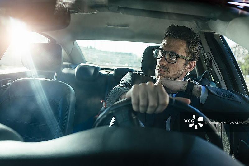 男人开车图片素材