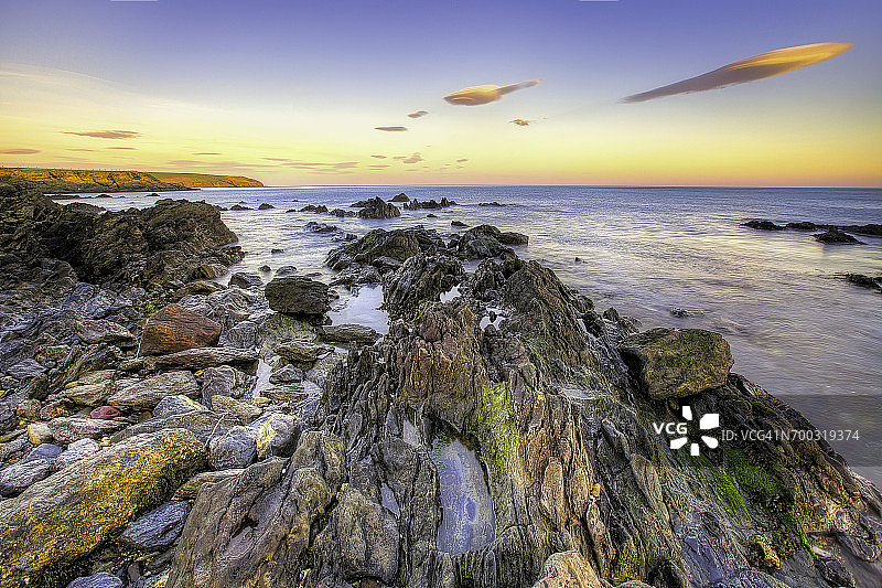 爱尔兰沃特福德郡邓加尔文的日落海景图片素材