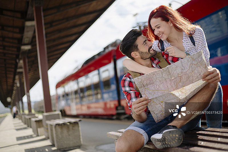 在火车站相爱的年轻游客图片素材