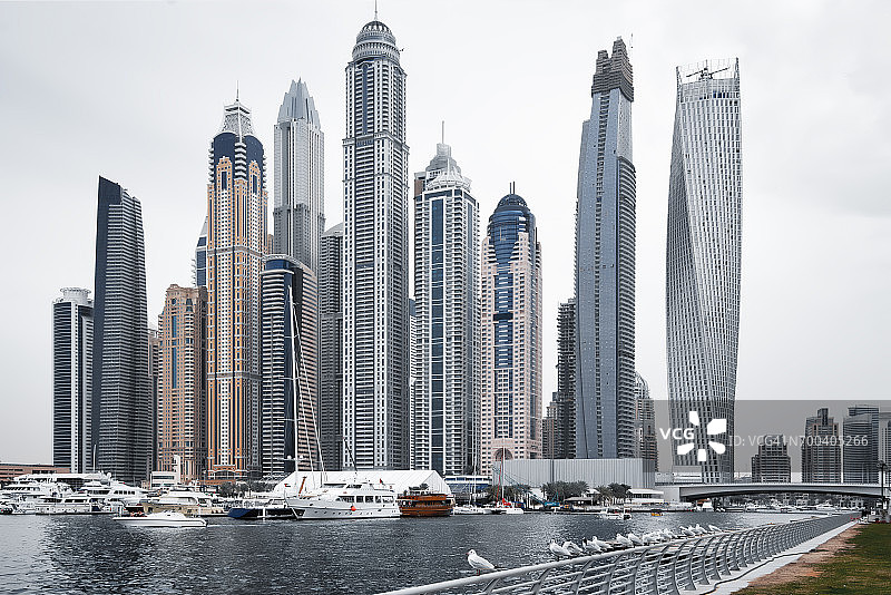 阿拉伯联合酋长国迪拜码头城市天际线图片素材
