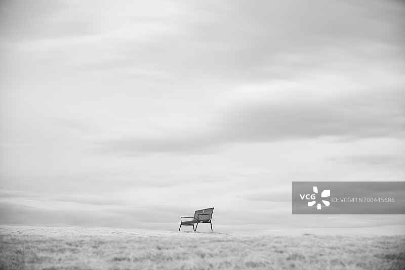 地平线上的空长椅图片素材
