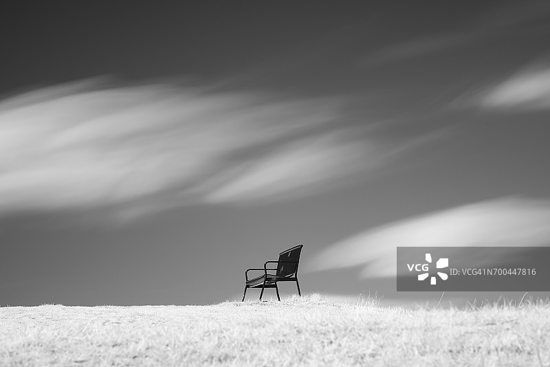 地平线上的空长椅图片素材