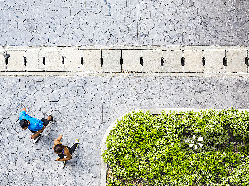 俯瞰慢跑情侣图片素材