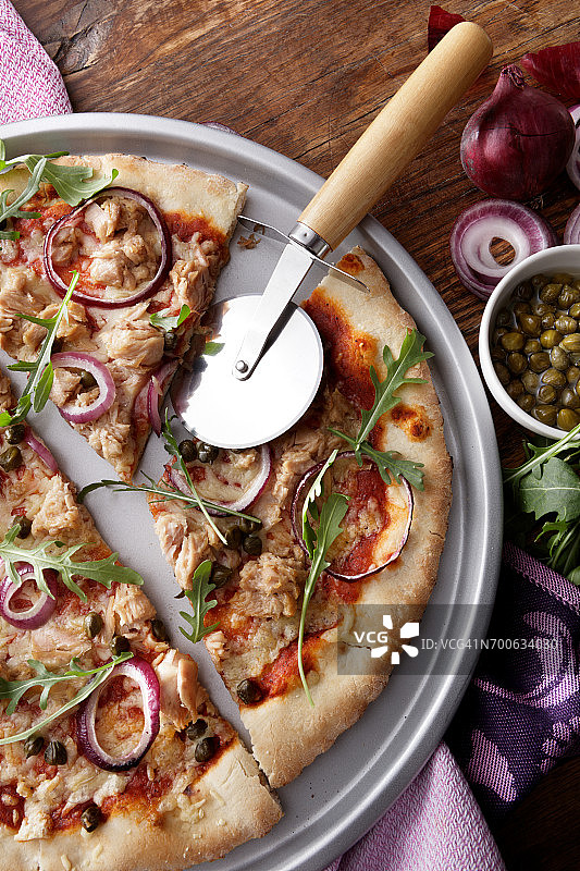 意大利美食：金枪鱼披萨静物图片素材