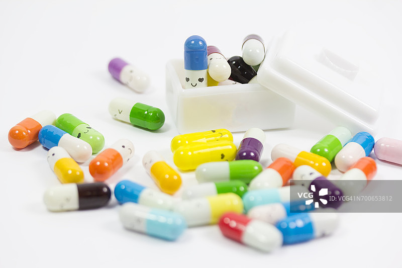 带有笑脸药丸（抗抑郁药）的医药箱图片素材