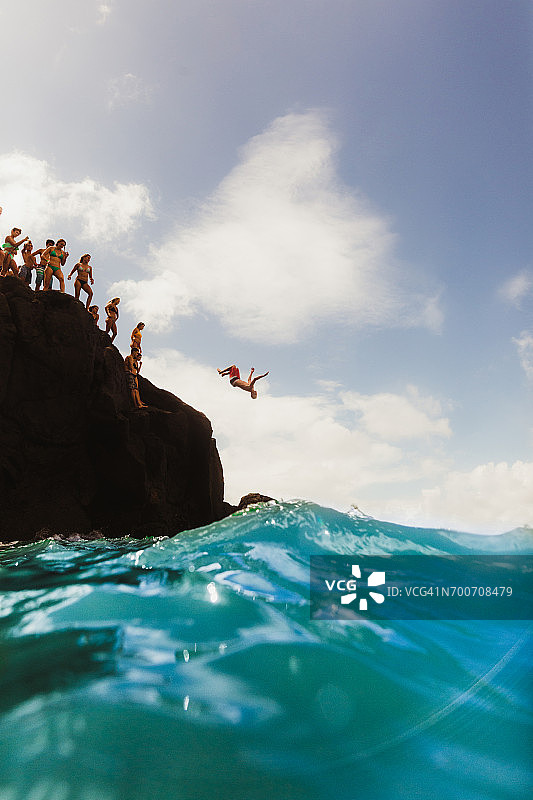 美国夏威夷瓦imea湾悬崖跳水的人群图片素材