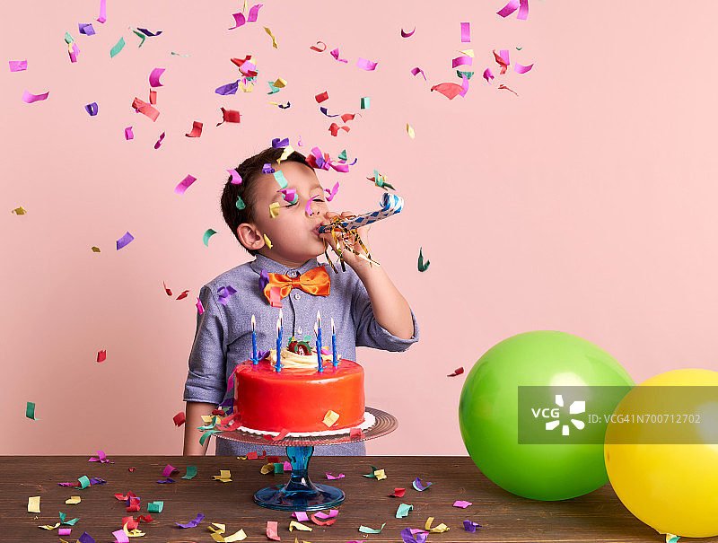 可爱的孩子生日派对图片素材