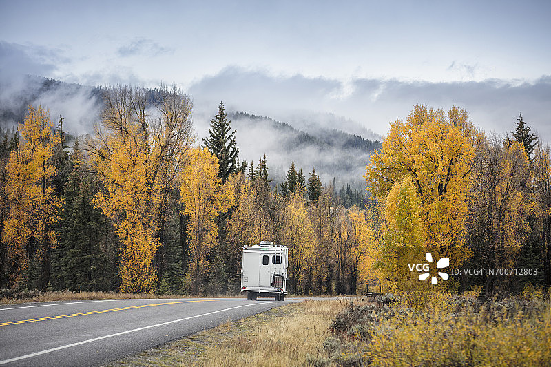 秋季在路上行驶的休闲车图片素材