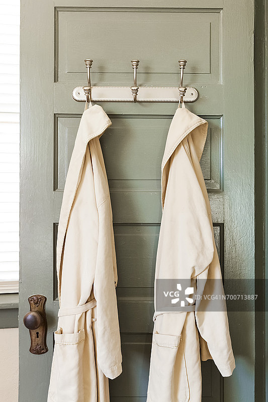 挂在门钩上的浴袍图片素材