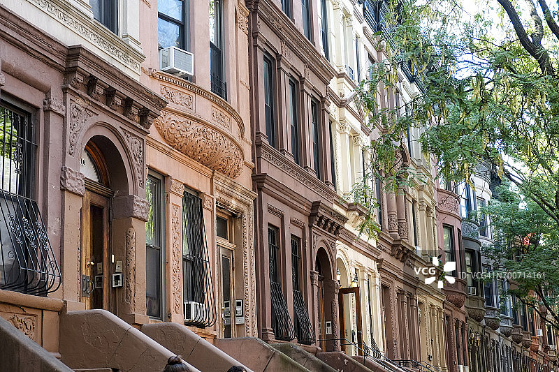 城市里的一排褐石建筑图片素材