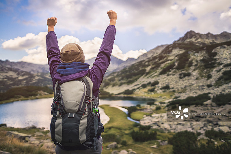 在山区徒步旅行，从上方欣赏美景图片素材