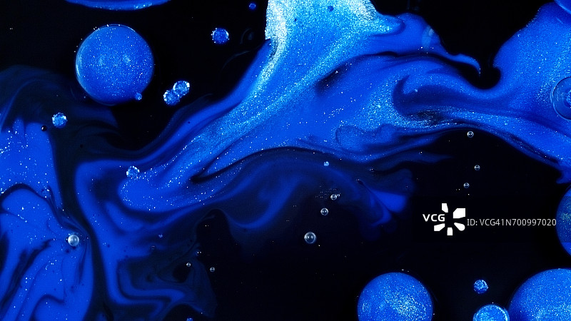 明亮鲜艳的漩涡色彩——黑色和蓝色漩涡图片素材