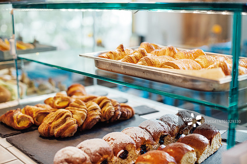 咖啡馆展示柜中新鲜出炉的食物图片素材