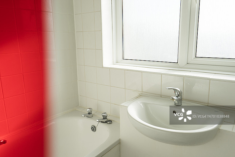 自然光线透过窗户的旧白色浴室图片素材