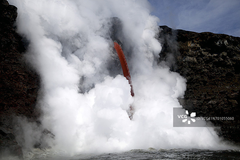 蒸汽中涌入海洋的鲜红色熔岩图片素材