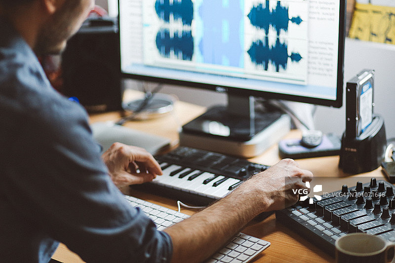 在家庭公寓工作室工作的男人图片素材