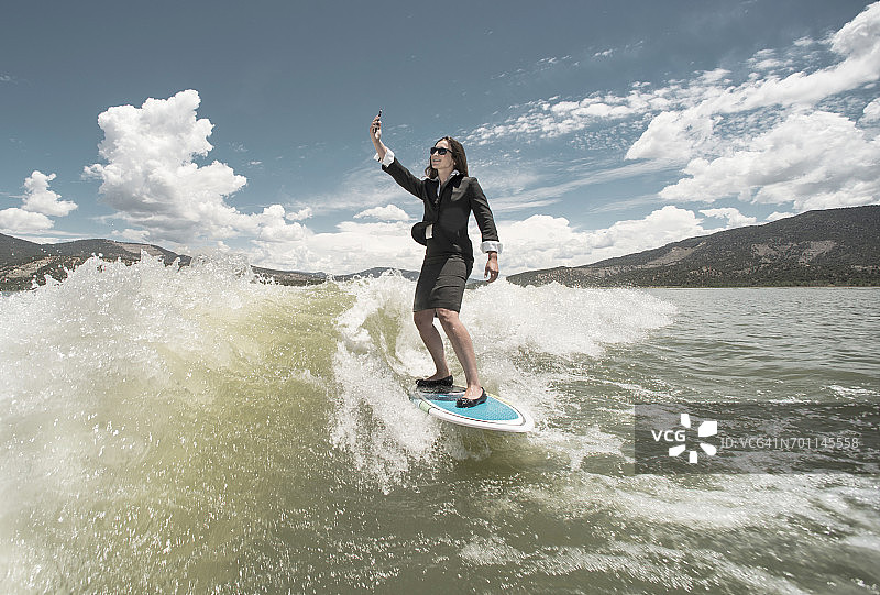 穿着商务装自拍的冲浪女人图片素材