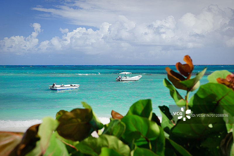 安提瓜和巴布达圣菲利普斯朗海滩水中的两艘船图片素材