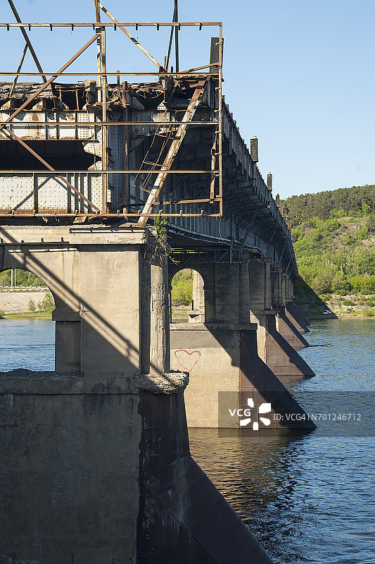 西伯利亚托木河上的旧通勤桥遗址图片素材