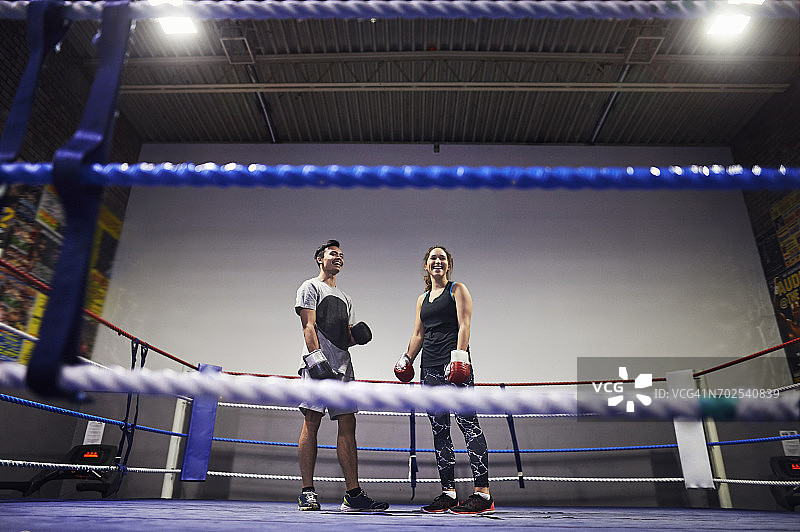 年轻男女拳击手站在拳击台上图片素材