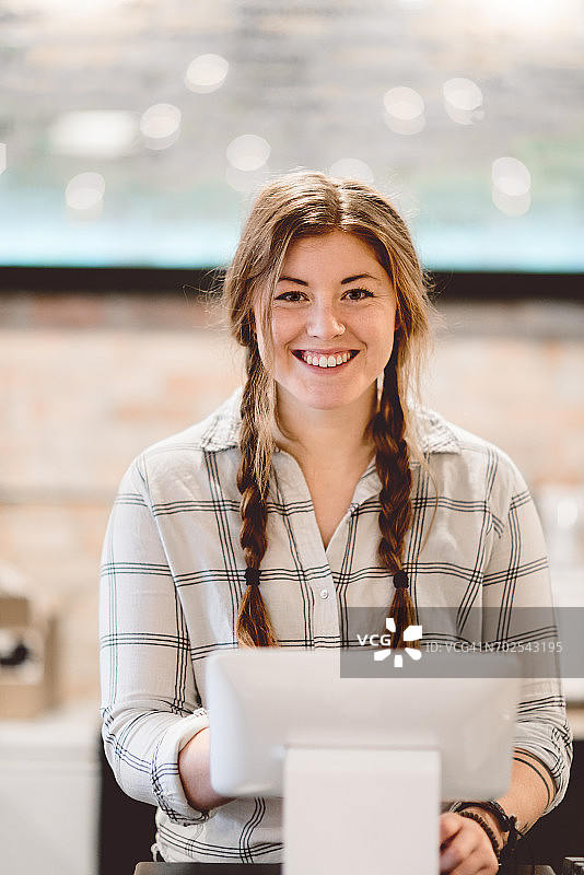 咖啡馆收银机后面的收银员图片素材