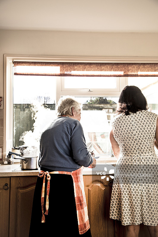 母亲和成年女儿一起洗碗图片素材