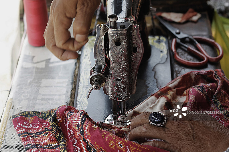 使用缝纫机的人图片素材