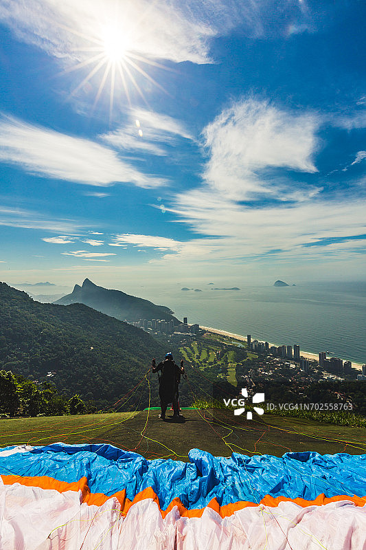 悬挂式滑翔机准备起飞图片素材