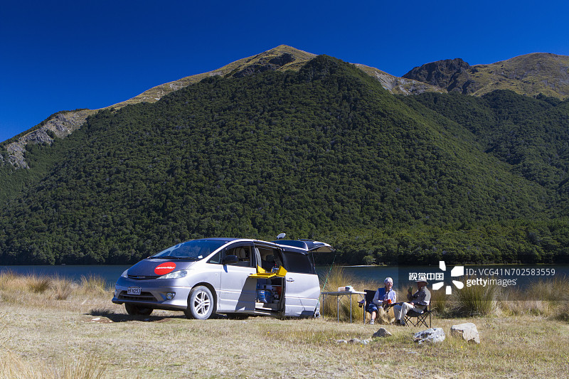 马沃拉湖畔的露营地图片素材