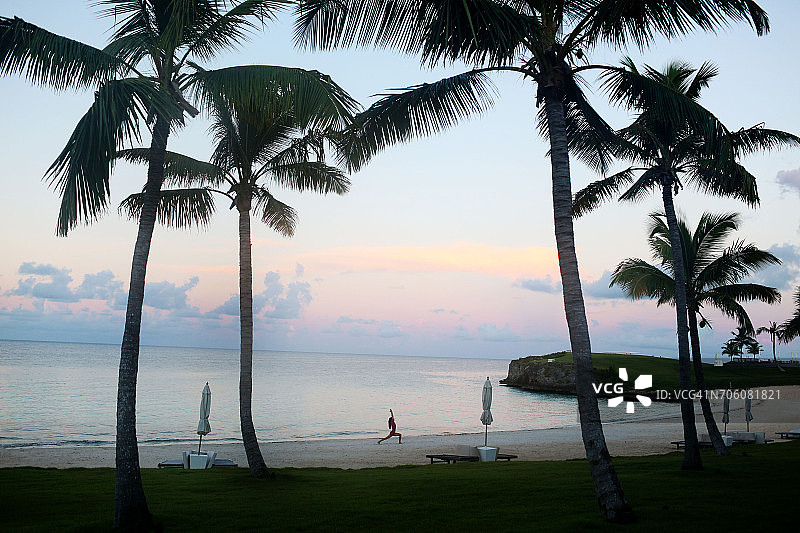 女人在海滩上做晨间瑜伽图片素材