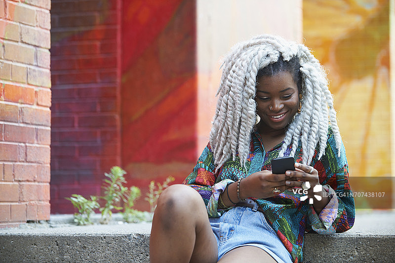 用手机发短信的黑人女性图片素材