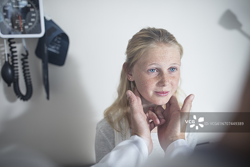 医生检查女孩的淋巴结图片素材