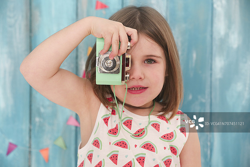 玩老式玩具相机的小女孩图片素材