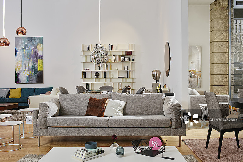 家具店展厅内景，咖啡桌上有百分号标志图片素材