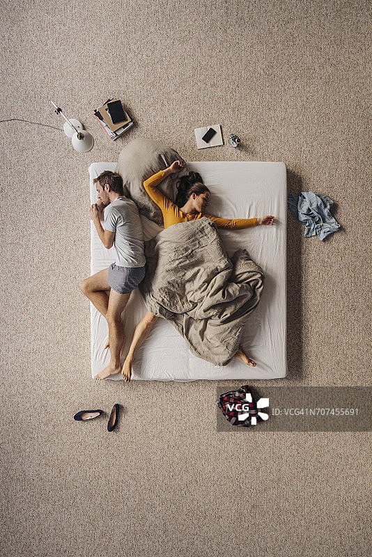 情侣躺在床上（俯视）图片素材