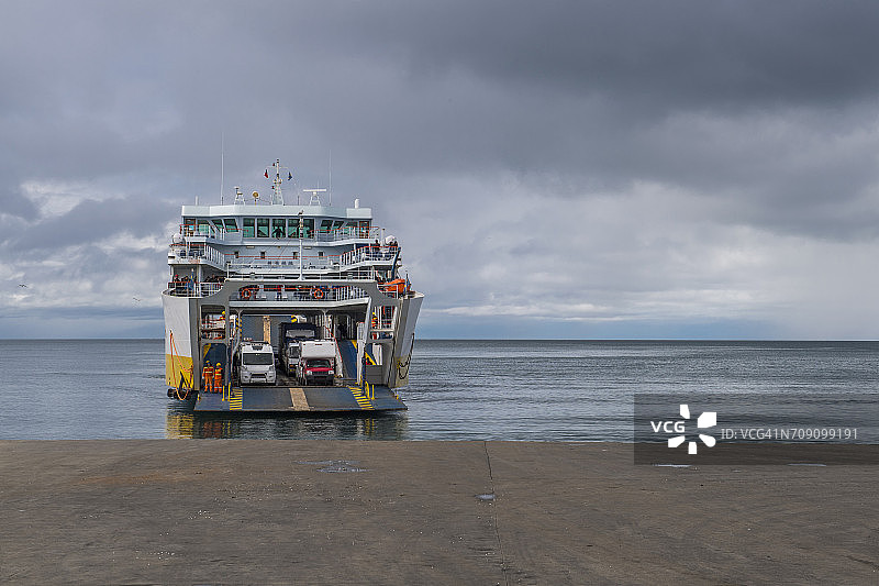 从火地岛抵达智利蓬塔阿雷纳斯的汽车渡轮图片素材